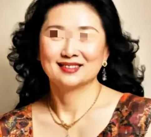一眼动容！跟随旅游团游览青海的 62 岁阿姨，在戈壁旁牧民帐篷外驻足观景，一名常