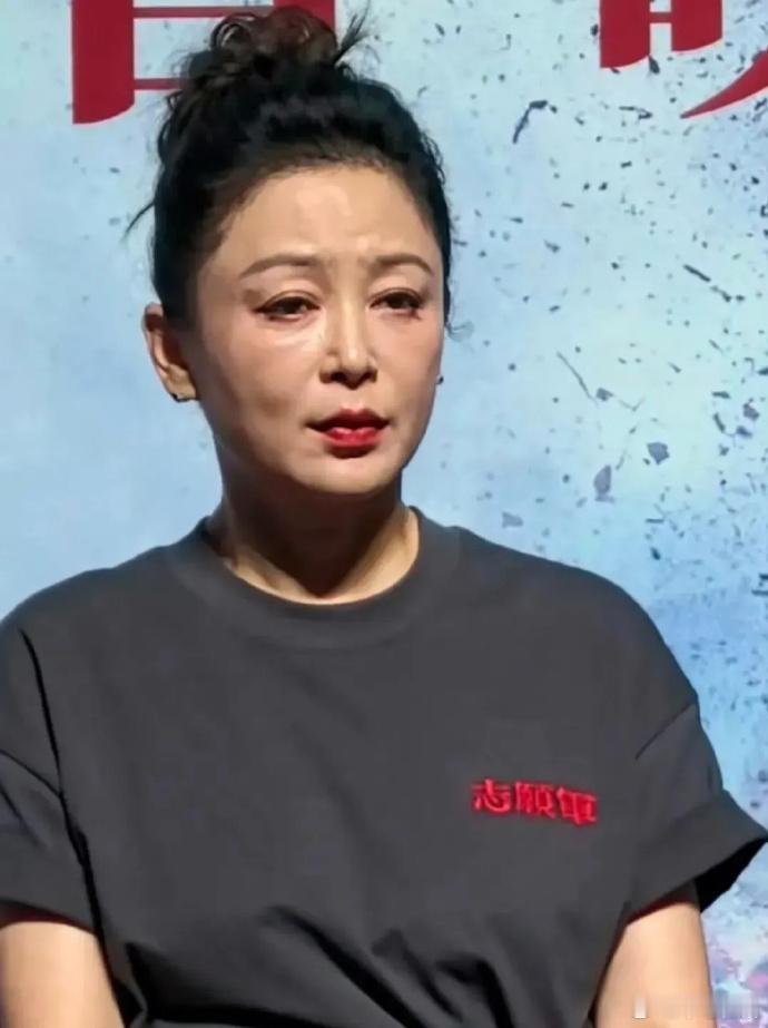 普通人真没啥好焦虑的！看看陈红年轻的时候多惊艳啊，老了不也是这样。  