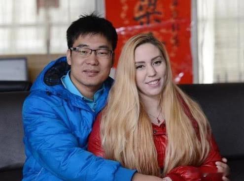 树上喜鹊“喳喳”欢叫，儿子打工归来，给父母带来了意外的惊喜。
村里有个年轻人，是