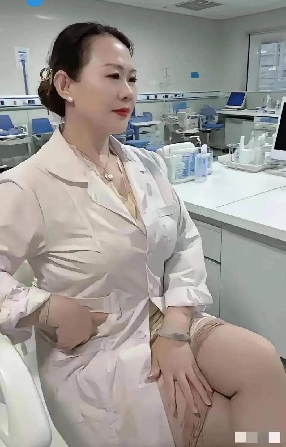 医生好性感女内科医生 中年女医生