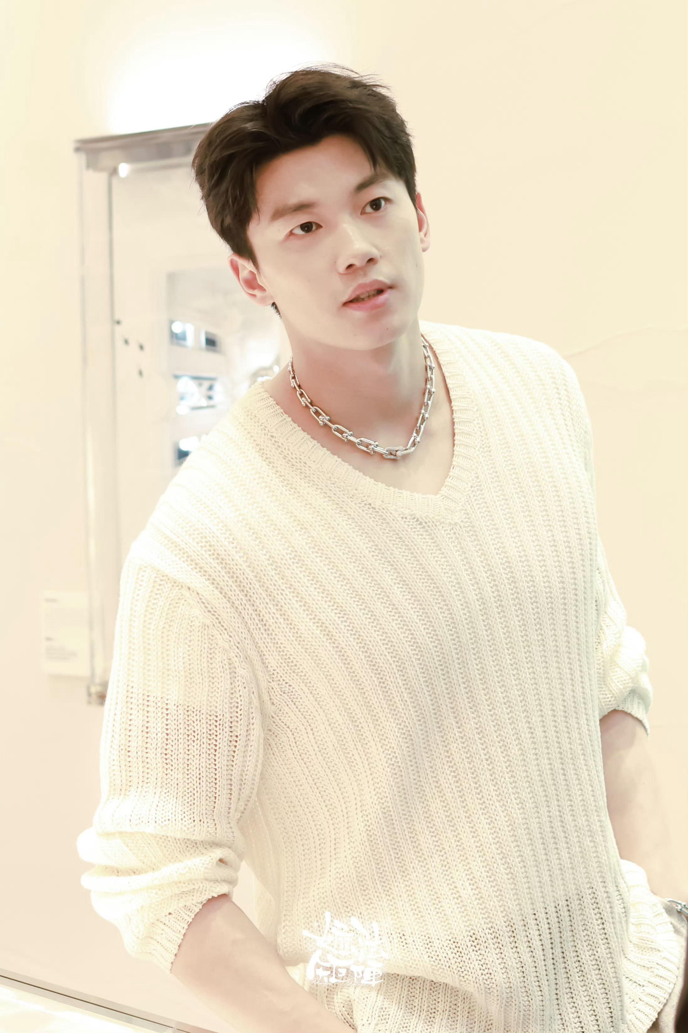 来自昨天的妆造老师的分享眉毛只是在眉尾用了眉粉，保留原生感🥺完全正解老师🍠：