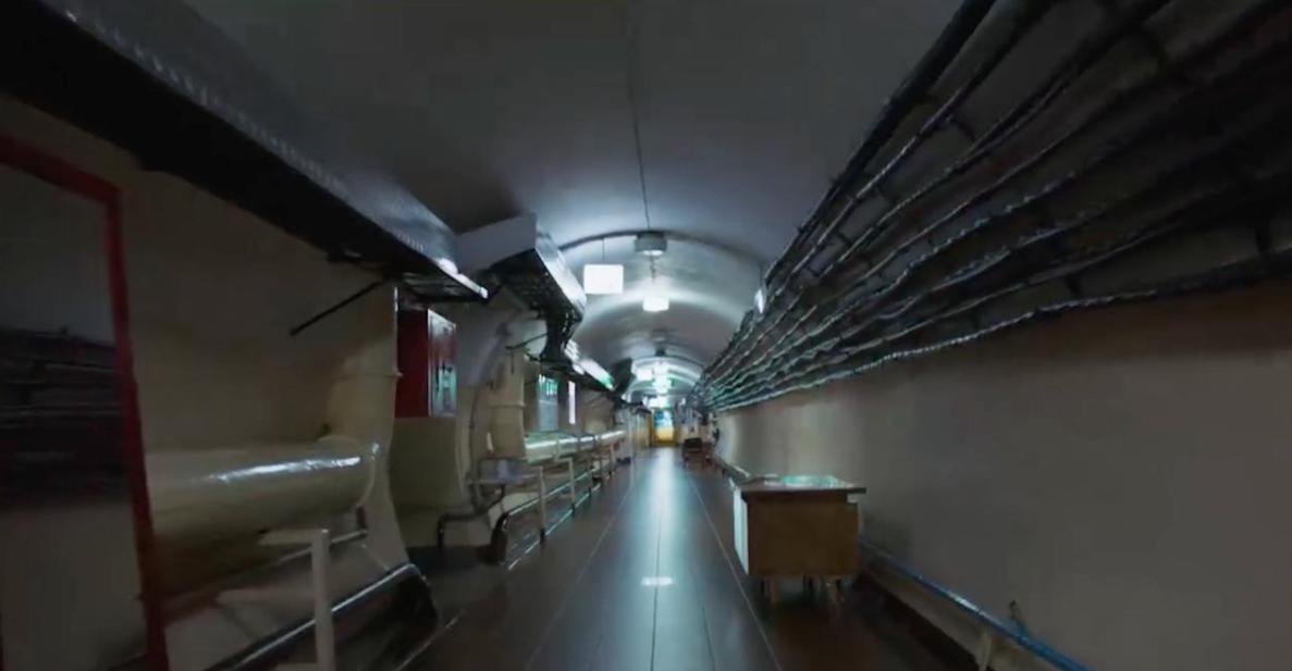 当地时间2月24日，乌克兰总统泽连斯基首次展示了，自己曾藏身多年的地堡，这个地堡