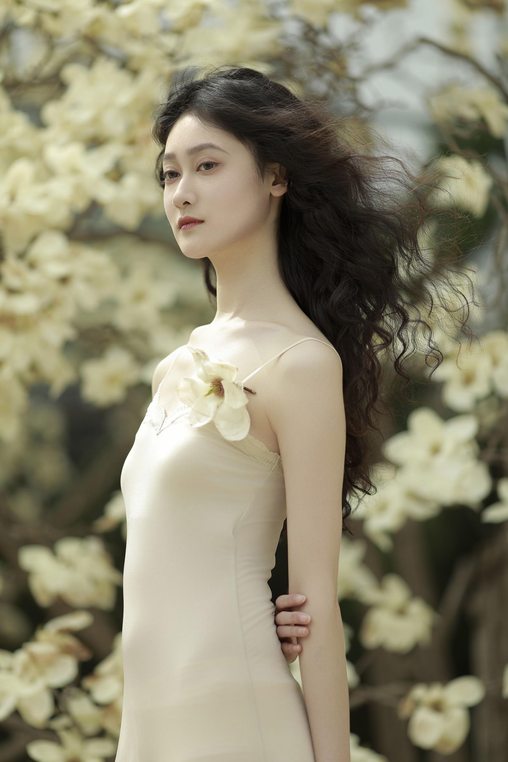 玉兰落在她肩头🌸。数码与上一组胶片很不一样，大家更喜欢哪一组呢