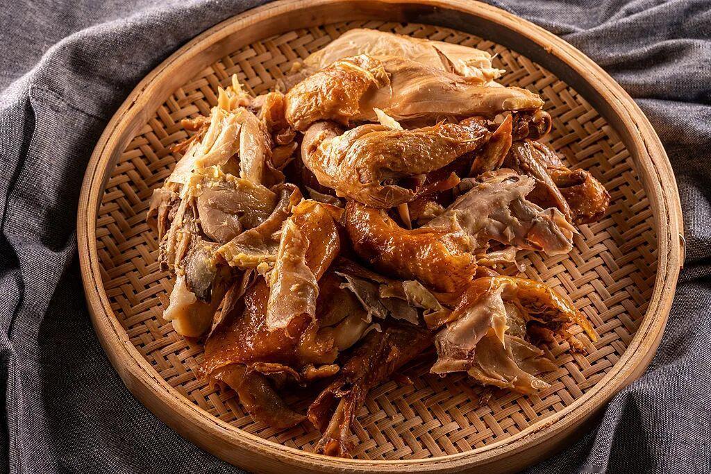 指尖轻捻便能撕开的肉质，软嫩中带着弹韧，连骨头缝里都浸满了咸香。无需繁复点缀，单