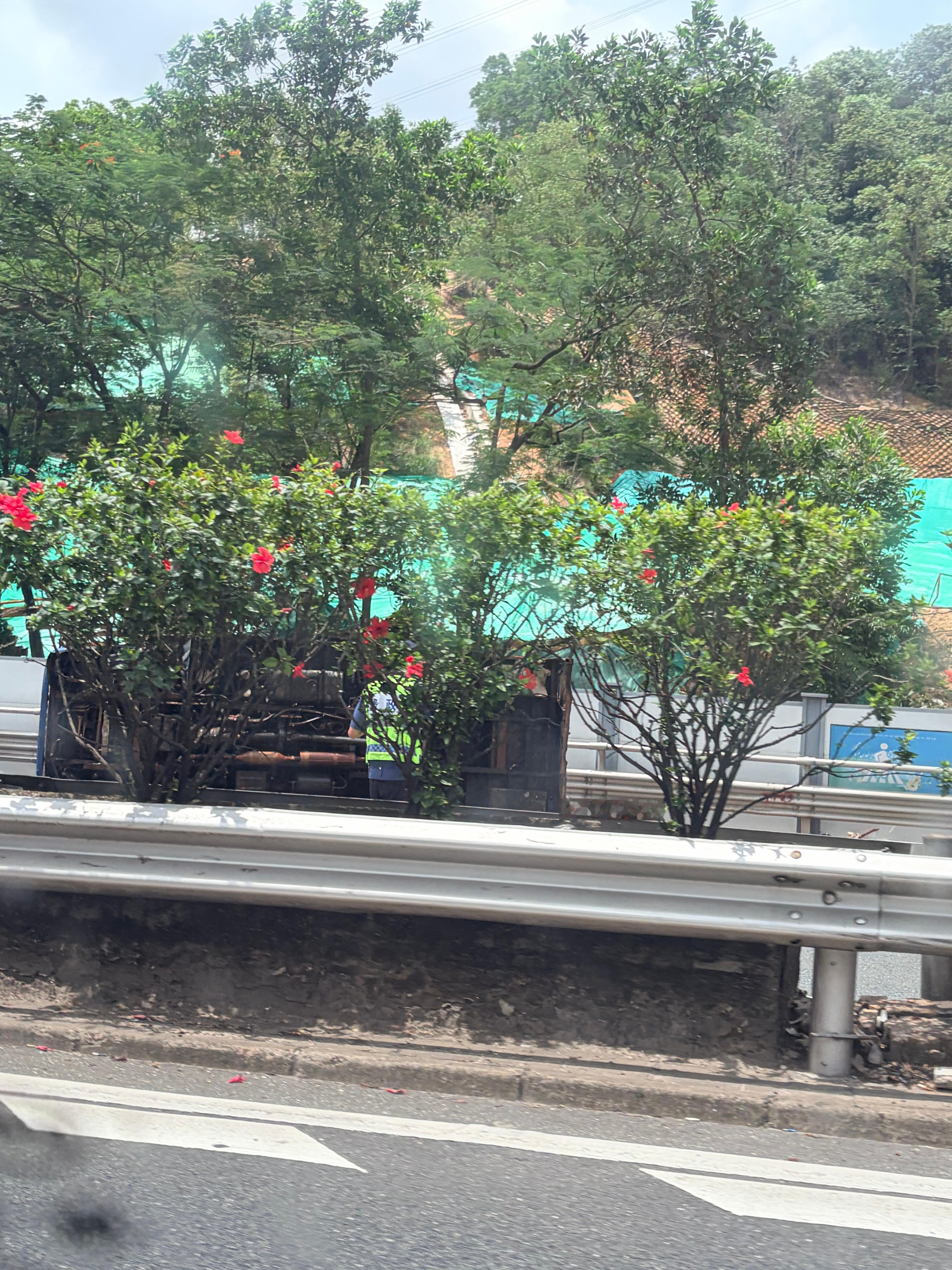 去公园回来路上看到的，小货车侧翻了，消防车🚒都来了，开车一定要注意安全呐 