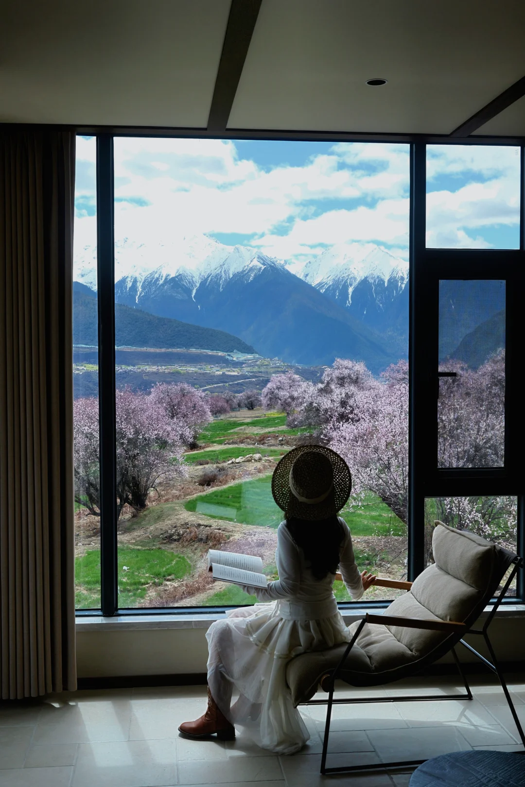 躺看雪山桃花同框，索松村这家酒店封神了！