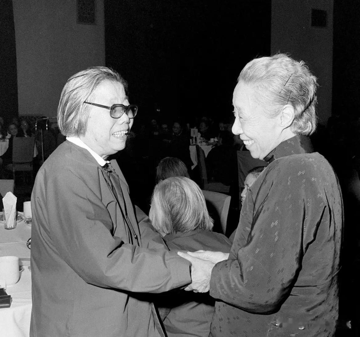 1978年12月27日，邓颖超同志与京剧表演艺术家程砚秋先生的夫人果素瑛亲切握手