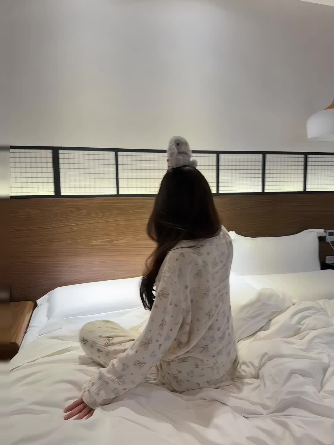 她到底是怎样的 她耳机那些忧伤的歌曲 她洗完澡 弯曲柔软带着栀子花香的...