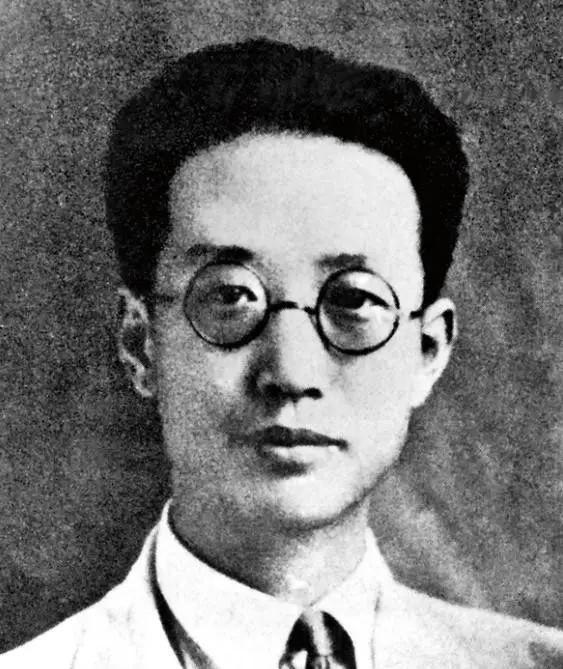 参观江南某座纪念馆时，一位随行的年轻人盯着墙上那张戴着圆框眼镜的照片，满脸疑惑地