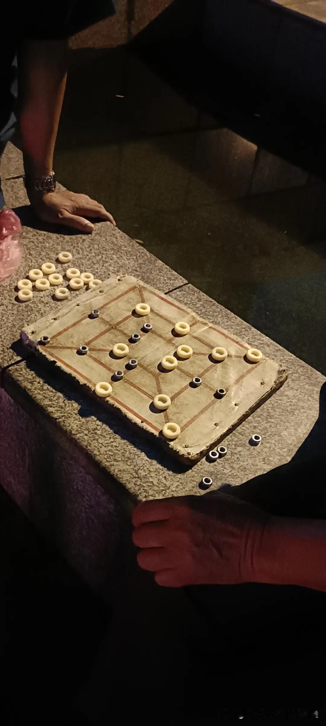 在桂平广场见人玩这种棋，
看了一会没看懂，
又不象三字棋，
咋玩