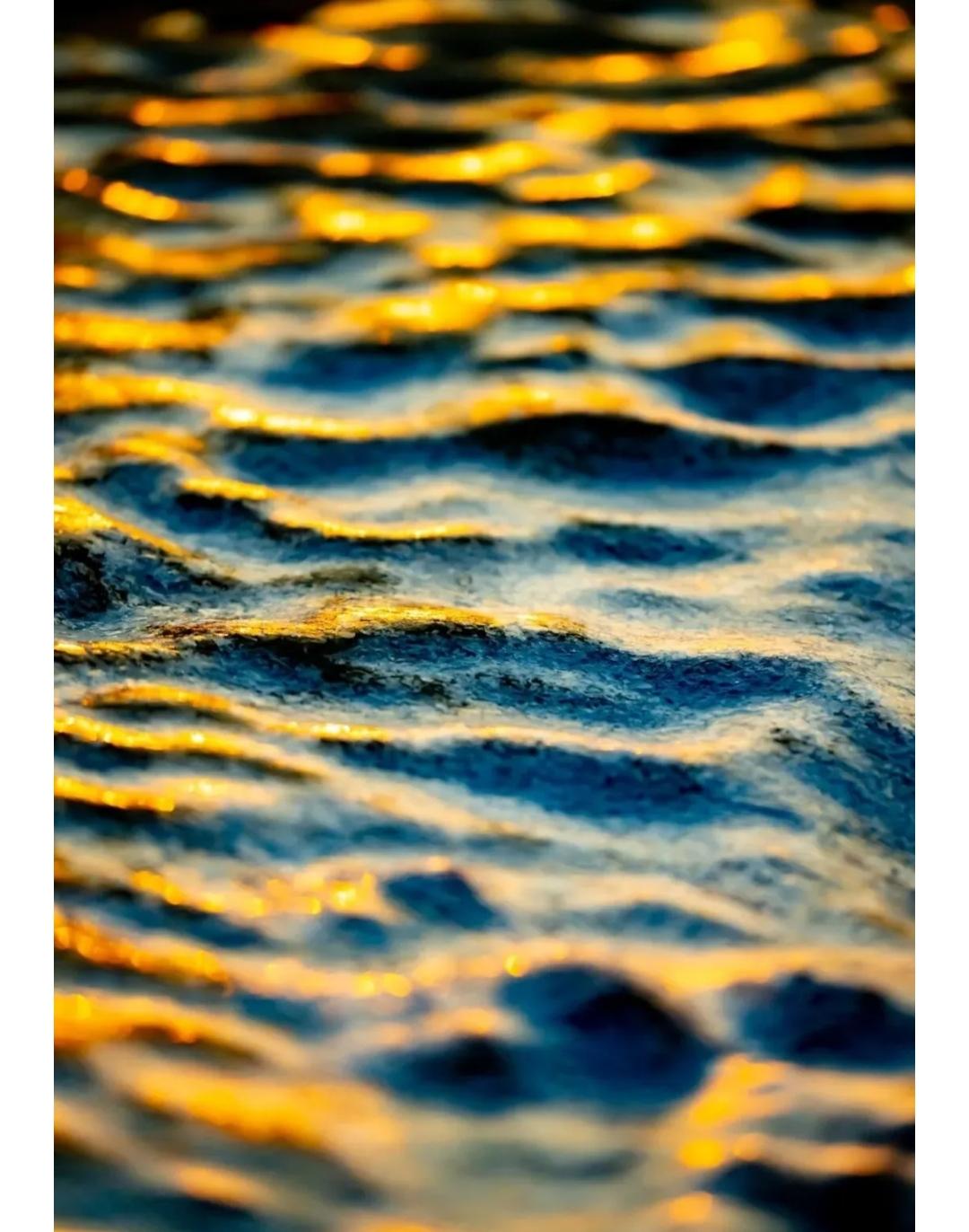 下联：日照翻浪层层银

赏析：此联以“风吹”对“日照”，“稻田”对“翻浪”，动静