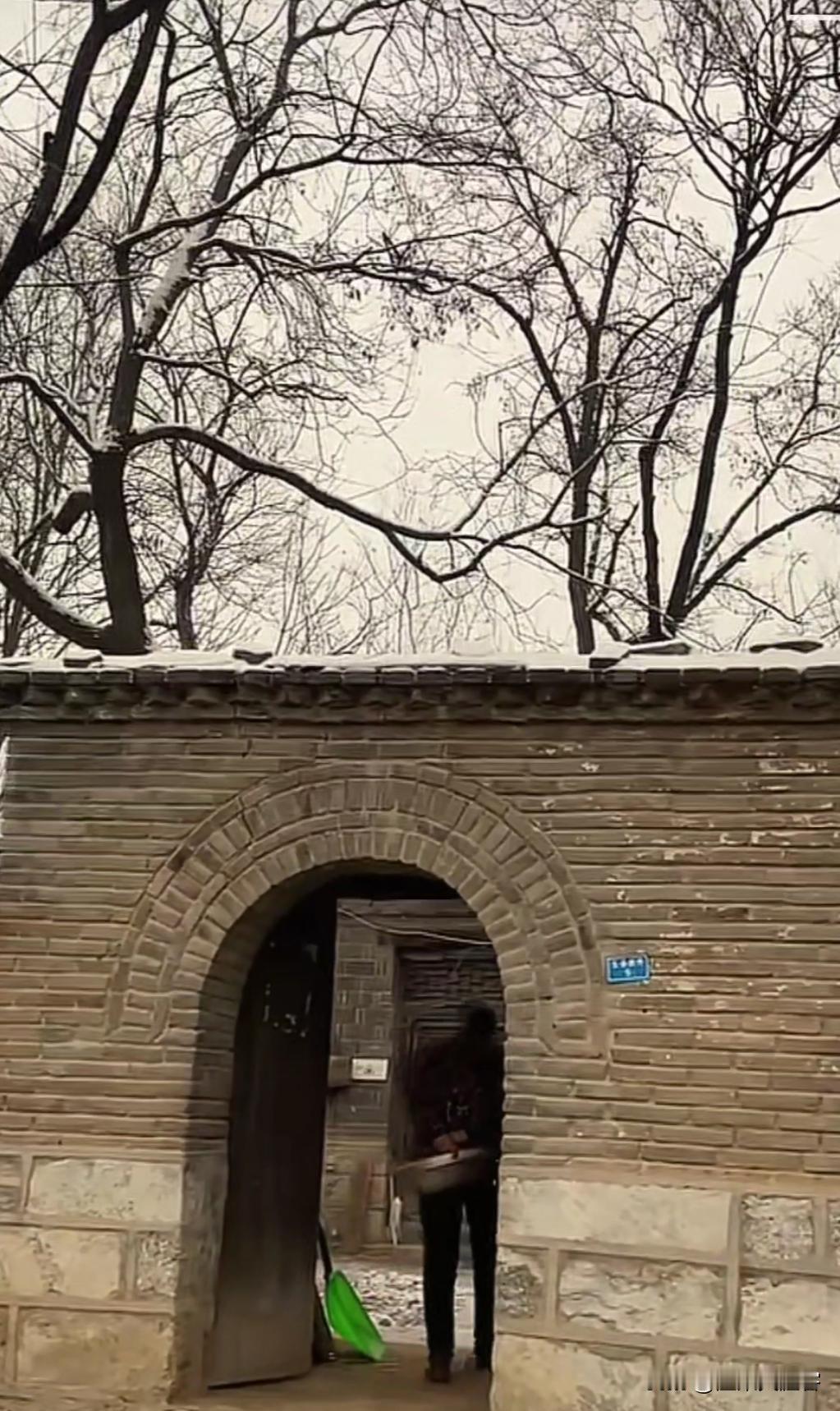 不知道有没有人和我一样，刷到各类怀旧视频，心底总会涌上一阵莫名的酸楚。
 
并不