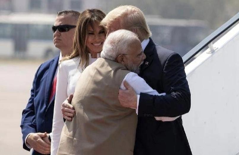 莫迪“熊抱”的劲儿太大了，特朗普有点上头，一只手慌不择路跑进了马甲里。
梅拉尼娅