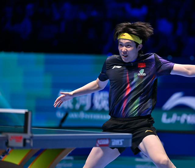 澳门世界杯，王楚钦零封罗马尼亚全国冠军。

赛后带着黄色发带接受了采访，梁靖崑输