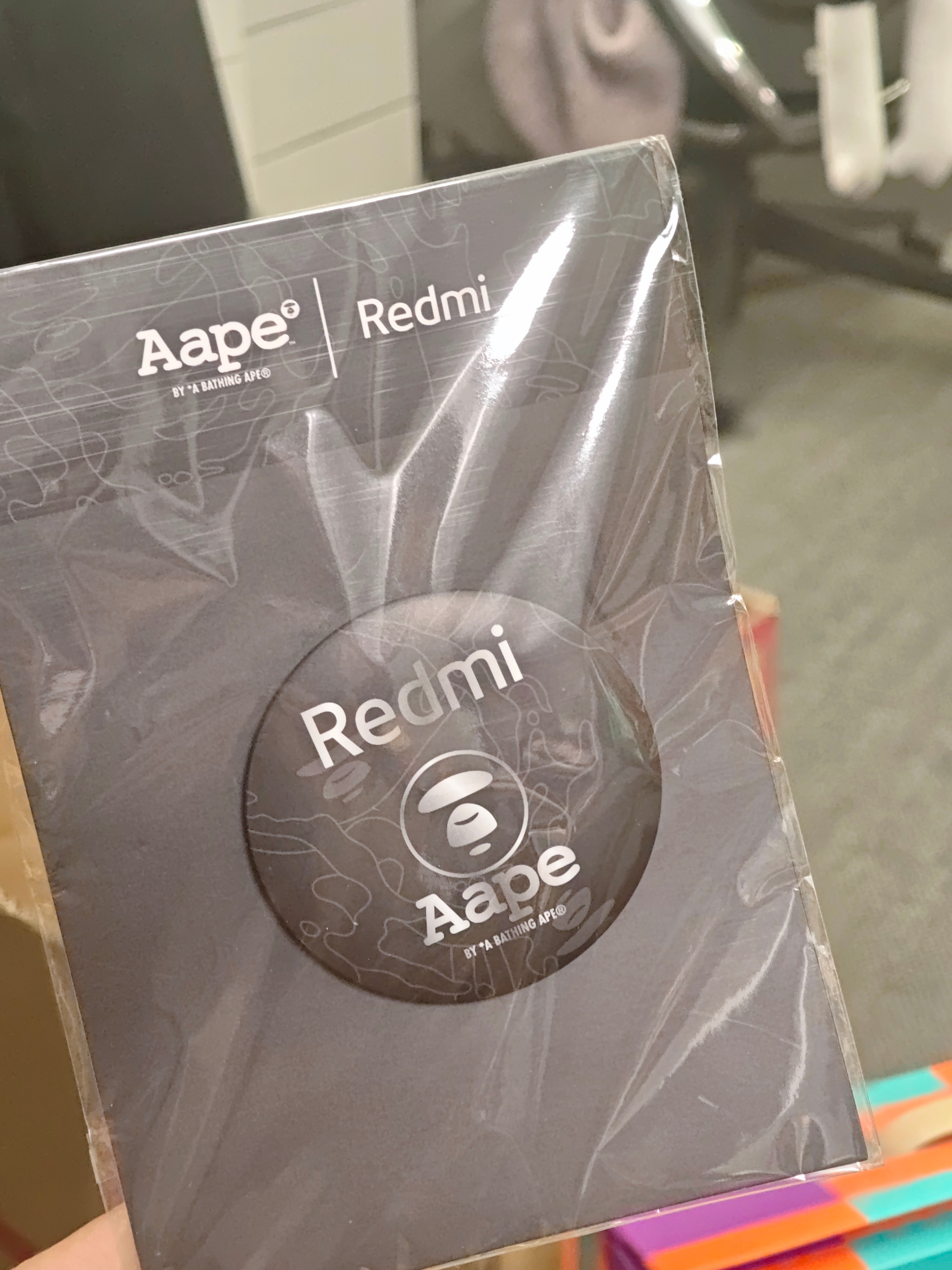 点赞，抽1位送AAPE x Redmi马口铁徽章超级无敌限量之数码潮人必备款  