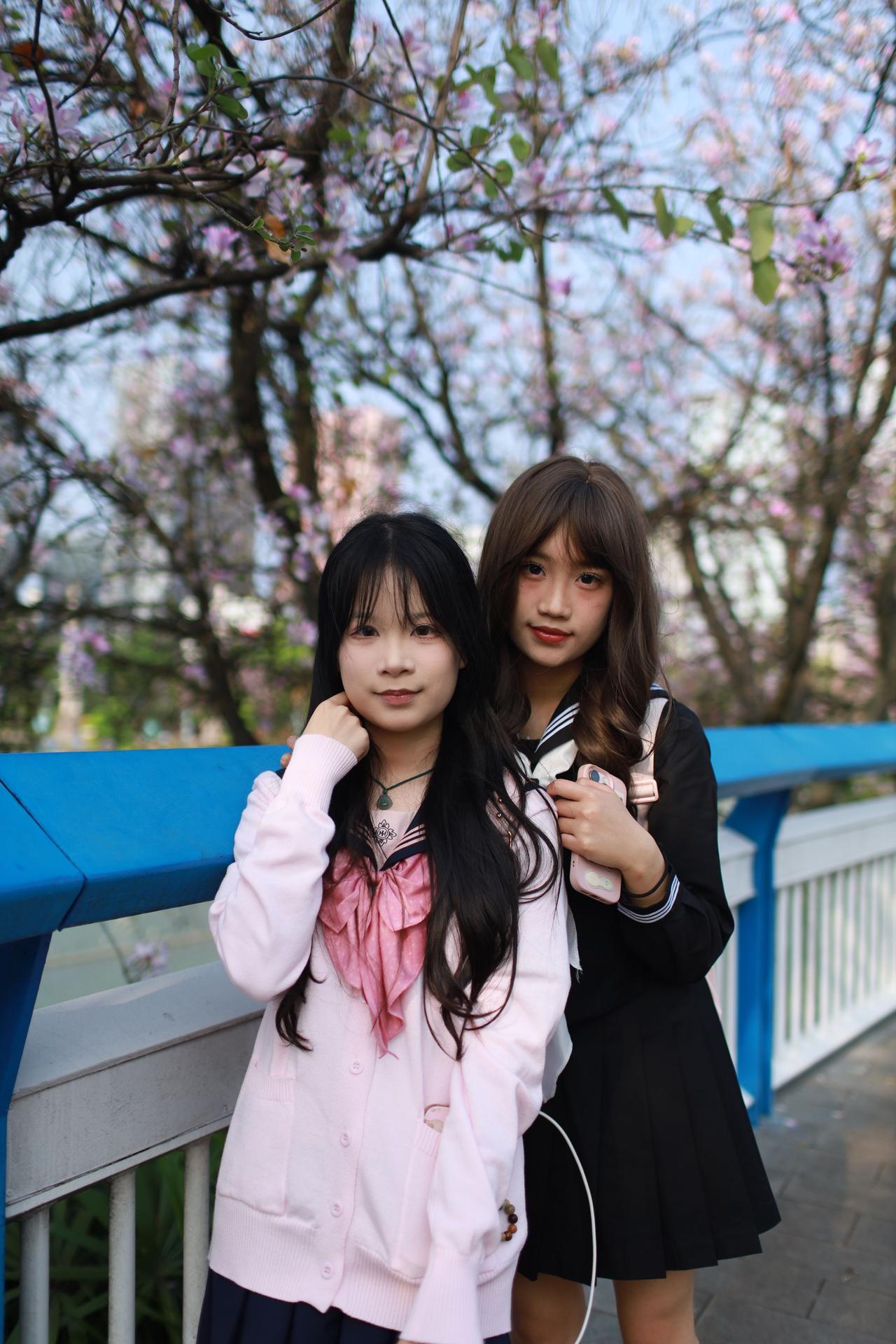 春天一定要和樱花合照 樱花和甜妹太配了 樱花闺蜜 樱花树下拍照姿势分享 樱花下的