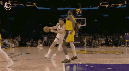 家人们谁懂啊！湖人主场加时赛最后时刻的这一幕，直接把我看愣了！屏幕里定格的瞬间，