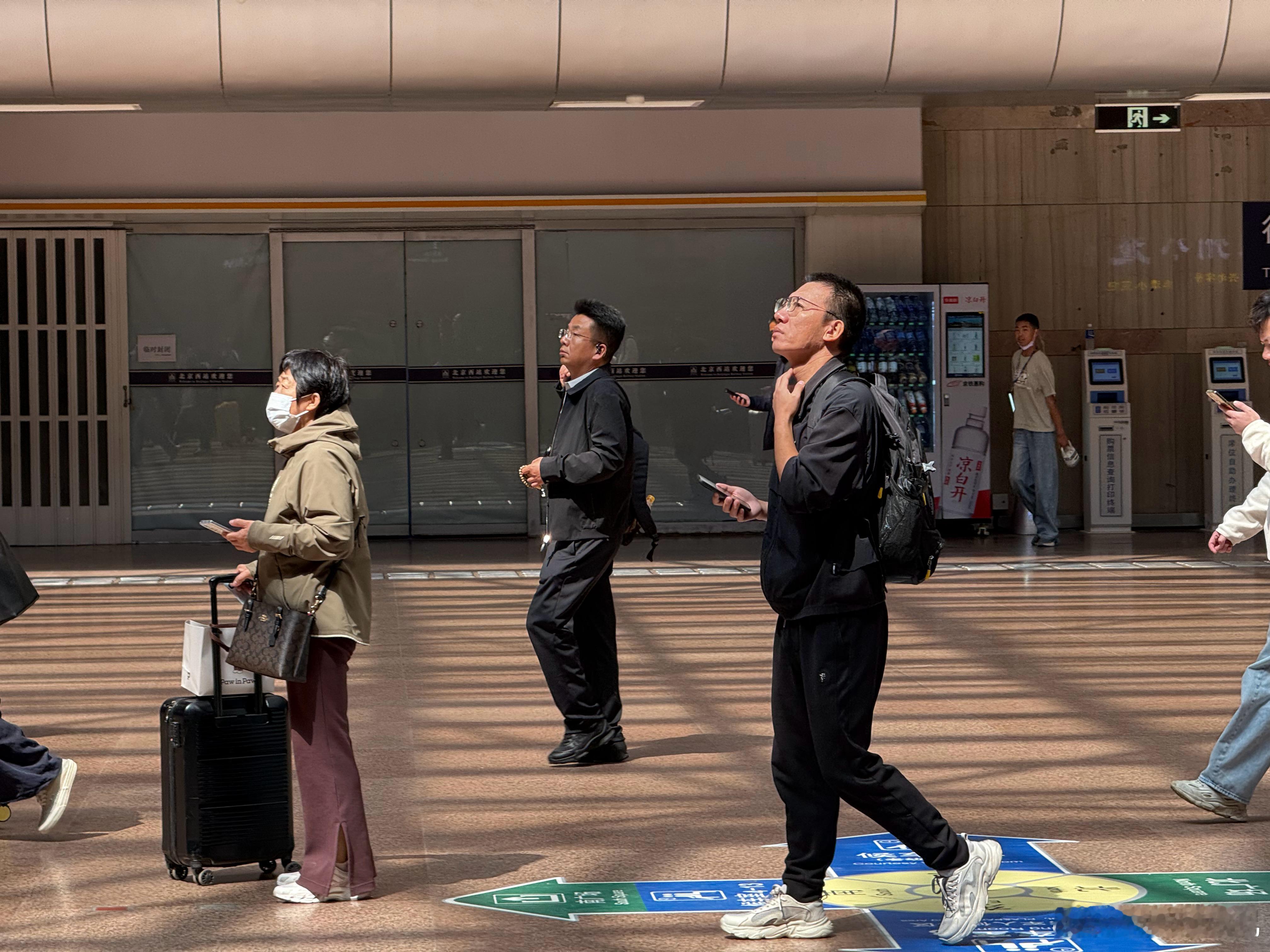 北京西站，匆匆而过的旅客。 北京·北京西站