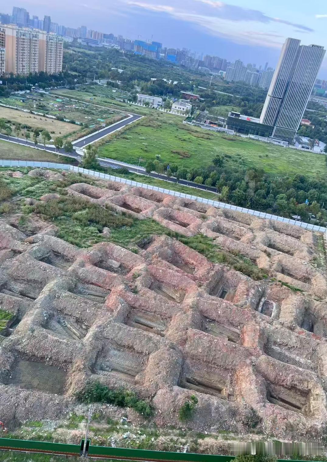 成都这个楼盘建房挖出古墓群，这种楼盘风水到底怎么样？
 
开发商开工挖基坑，意外