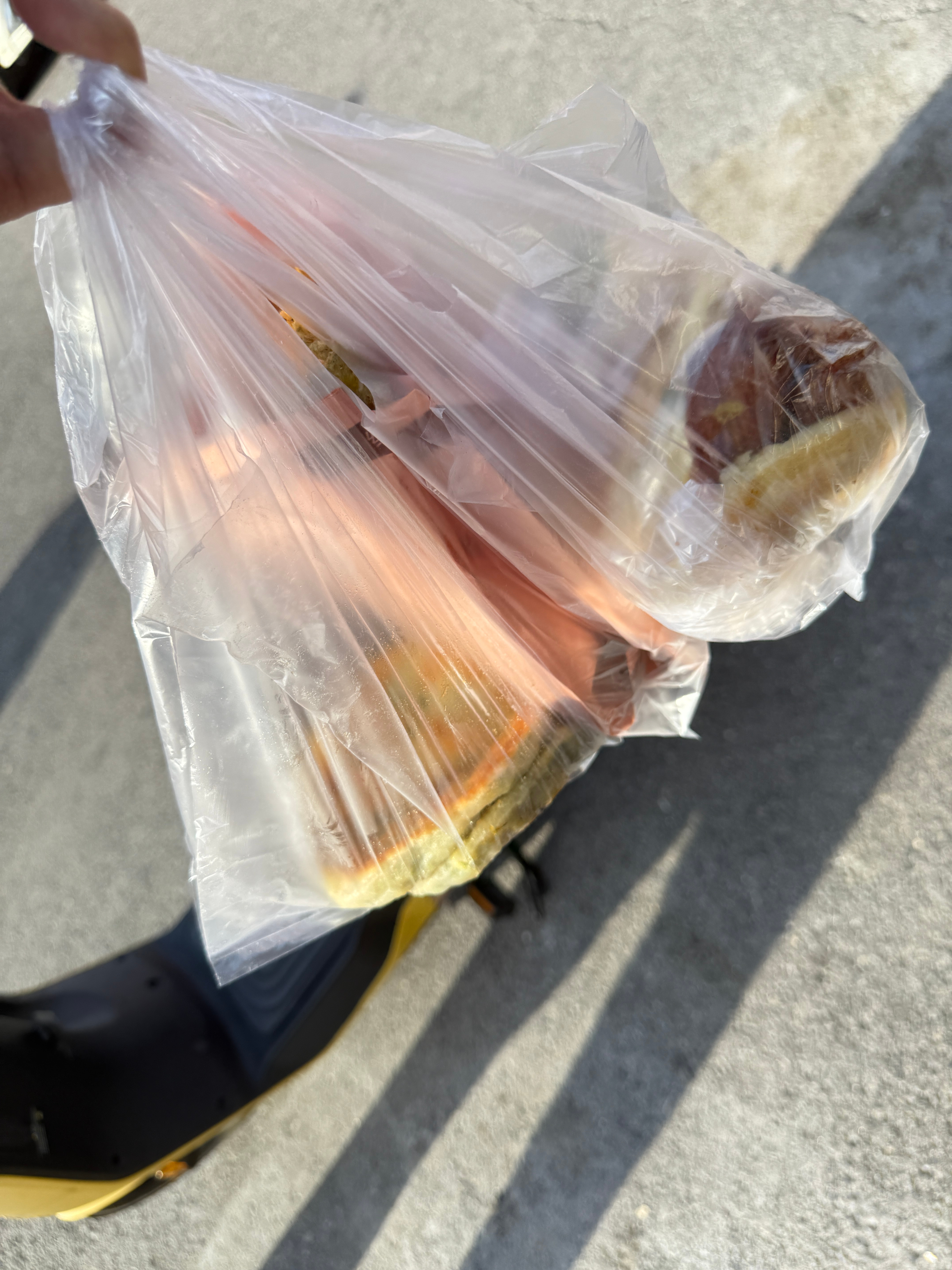 都说天津是最容易发胖的一个城市。但是必须的呀，全是碳水，今天我得早点一套煎饼果子