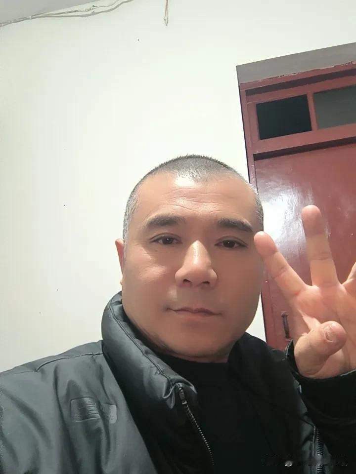 朋友圈有人发微信：柳树都有小包牙了，春天不远了！

我忽然一惊，稍带感伤的一惊。