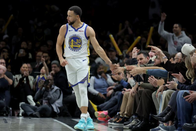 昨日勇士客场120-107力克篮网。库里砍下27分，生涯总得分来到26077分，