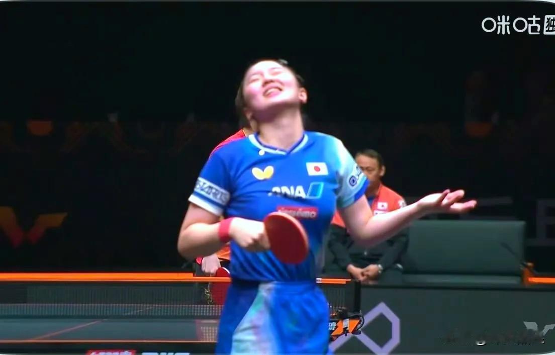 张本美和还是一个小孩，今晚她以2-4不敌王曼昱，比赛中每丢一分，她都要转身望向教