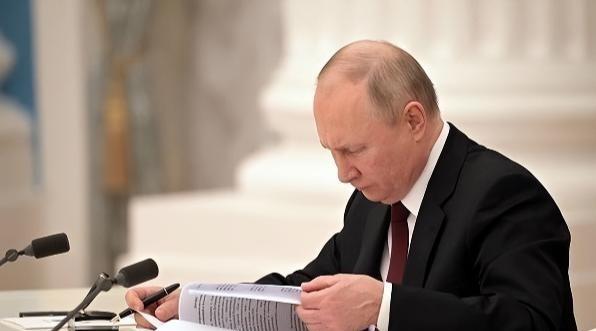 美国记者问普京，如果中国统一台湾，俄罗斯会不会插手？普京的坚定回答，让记者当场哑