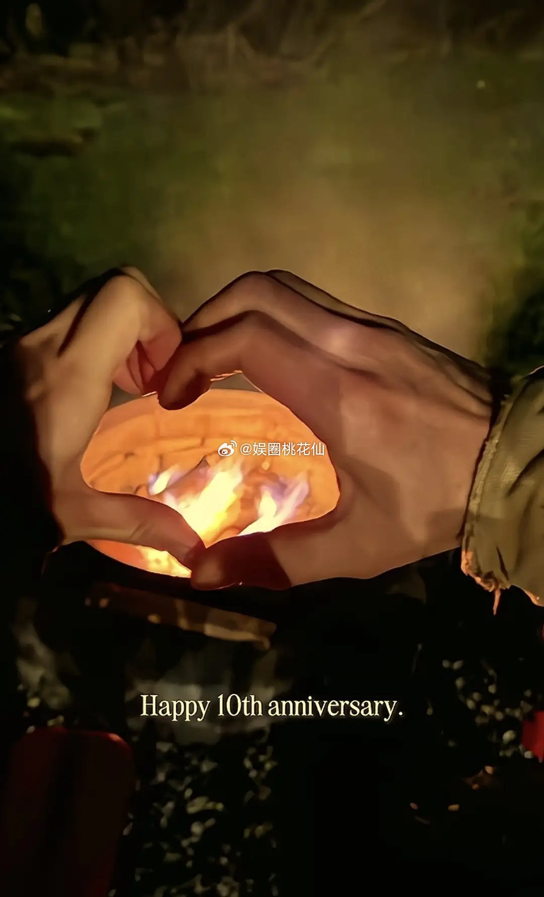 2岁钟嘉欣庆结婚十周年，Jeremy甜蜜亲吻老婆，他们的家看着好小 