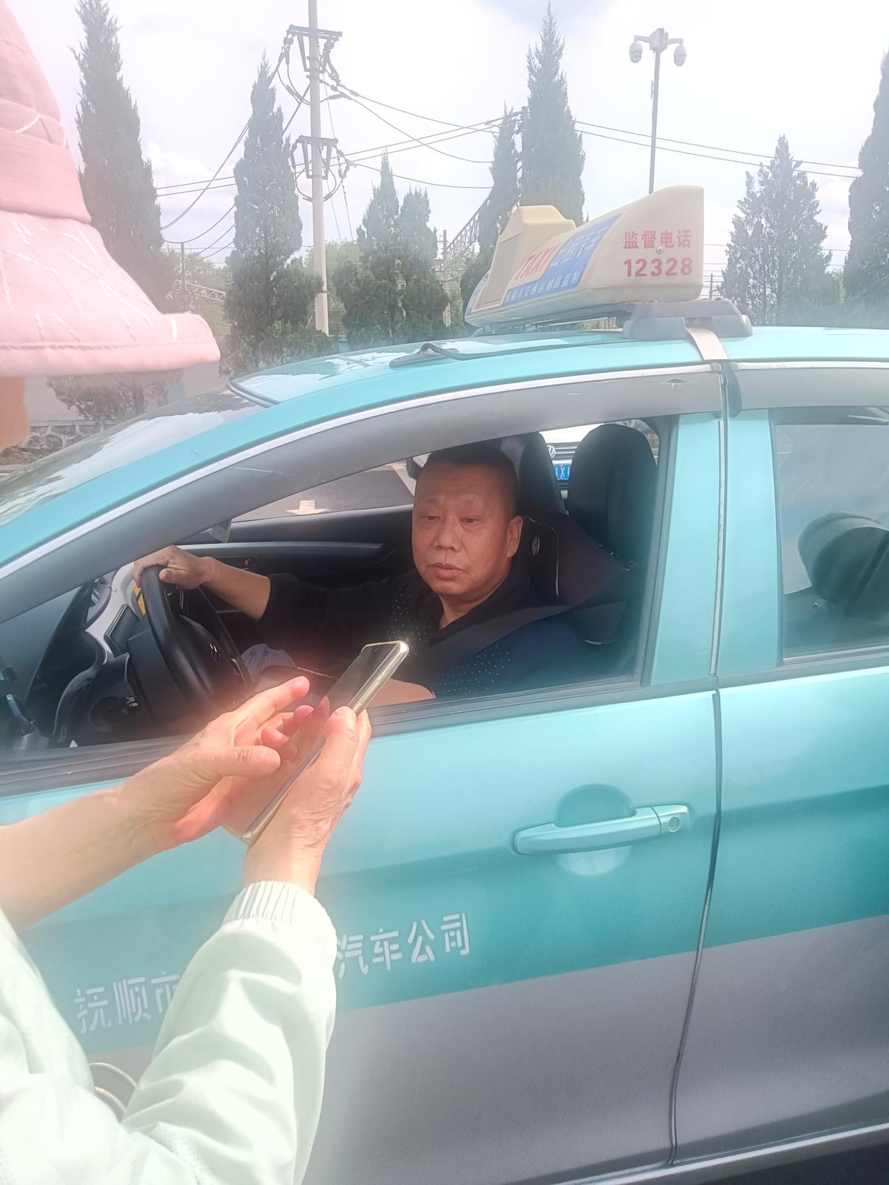 赞出租司机：
文/李兴伟
出租司机思想好，
乘客落车一款包。
包内有证有钱物，