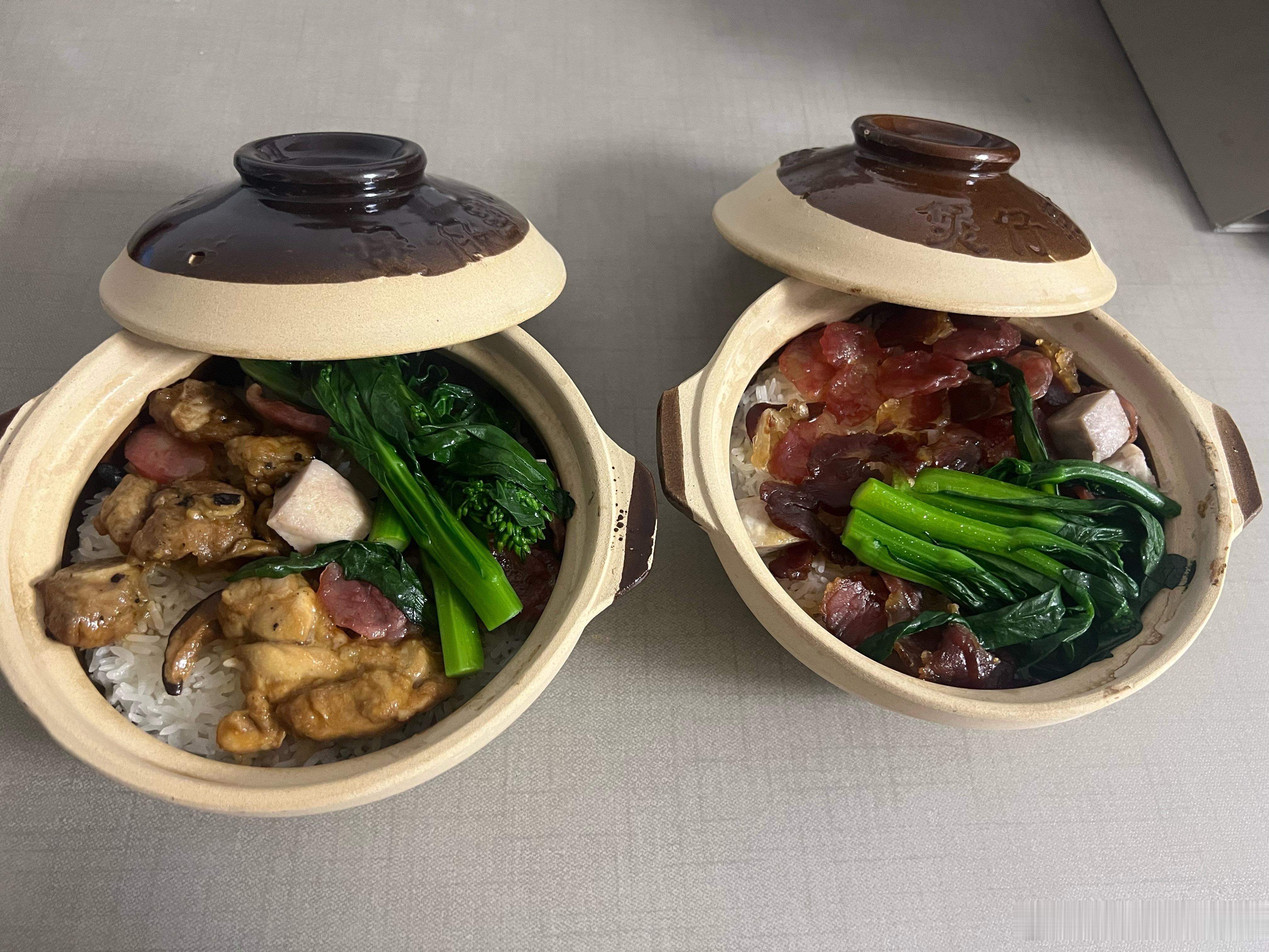 今晚大亨不回来吃～我和米米定个煲仔饭～结果，人家把煲给我送过来了！真的煲仔饭，味