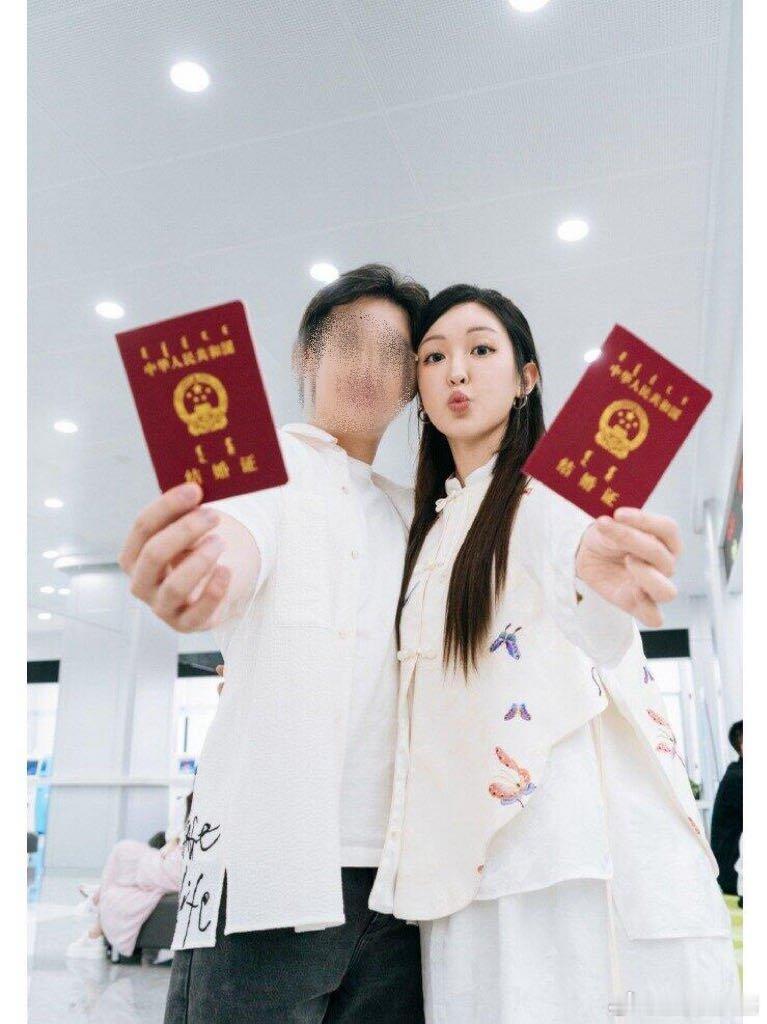 张凯毅官宣离婚网红张凯毅自爆哺乳期离婚选择在哺乳期结束婚姻，需要莫大的勇气。尊重