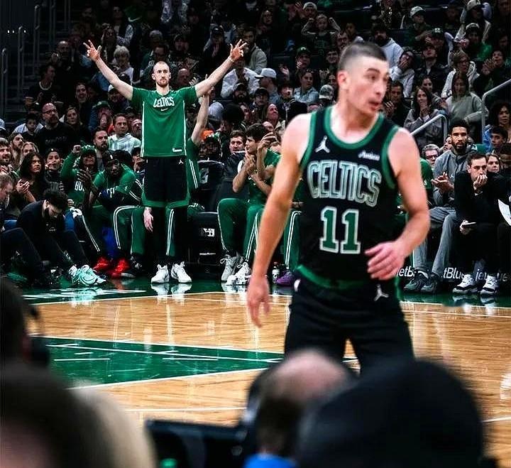 快船的防守再次出问题，三分都变得容易命中。

最近对手的三分爆发，让人不得不怀疑