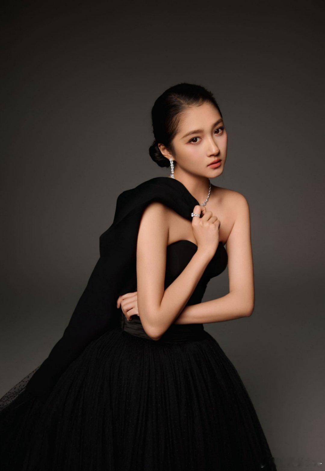 关晓彤allblack拽成啥了32周年时尚局被她杀疯了！复古女爵风all bla