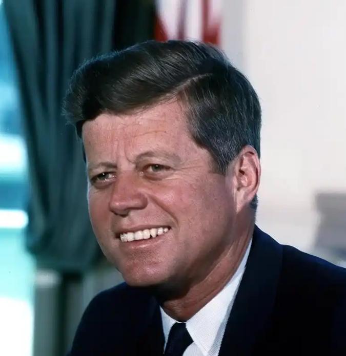 真的是没有办法，不得不在今天想起美国前总统肯尼迪！

因为61年前的今天，是中国