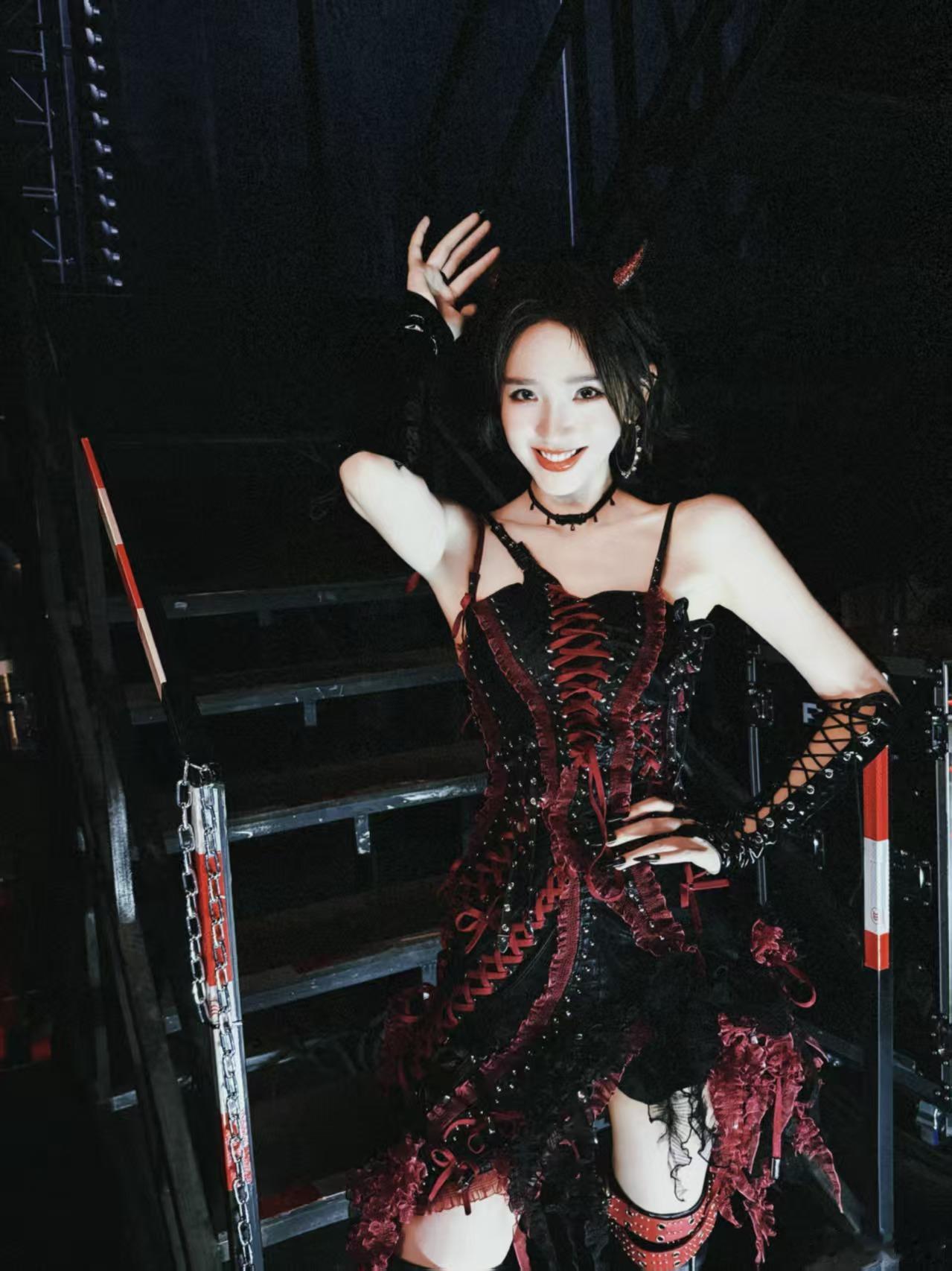 唐艺昕既是门面又是担当唐艺昕颜值气质双在线妥妥女团门面，不惧短板主动承接棘手部分