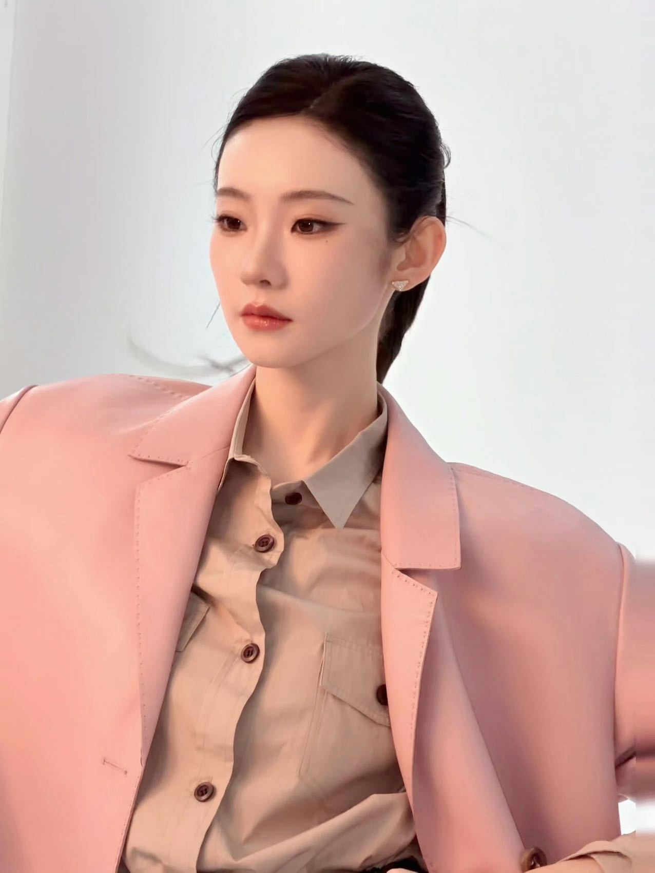 张艺凡请少做自己多做女明星 当顶着早起炸毛头对着镜头的画面太可爱了吧！她大笑着对