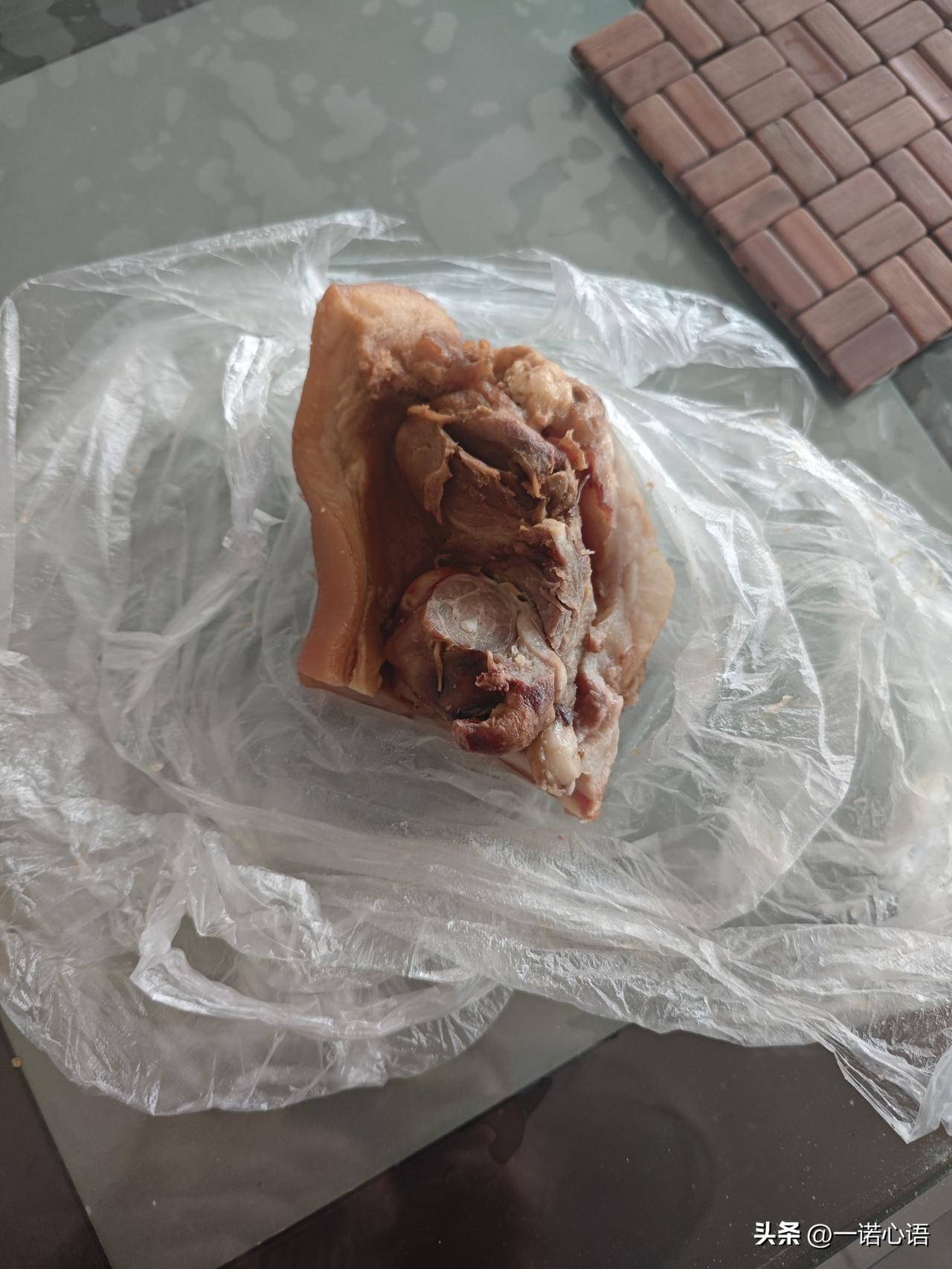 龙抬头的日子，不知为啥要吃猪头肉？满大街都是卖猪头肉的，龙抬头了，猪遭殃了！[呲