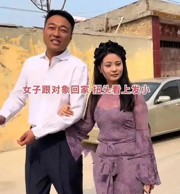 女生随男友回农村老家见家长，刚进村不久，便碰到了男友从小玩到大的发小。几人聚在一