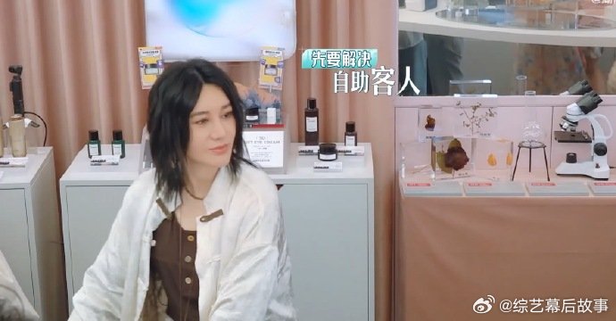 可给尚雯婕忙晕了 心里惦记着店里的自助客人操作，尚雯婕结束外场就火速赶回，刚指导