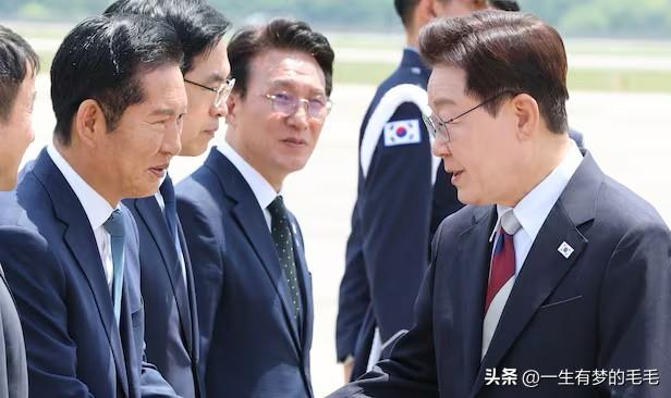 暗流涌动！韩国青瓦台家属午宴，共同民主党派系博弈搬上餐桌

27日韩媒披露，22