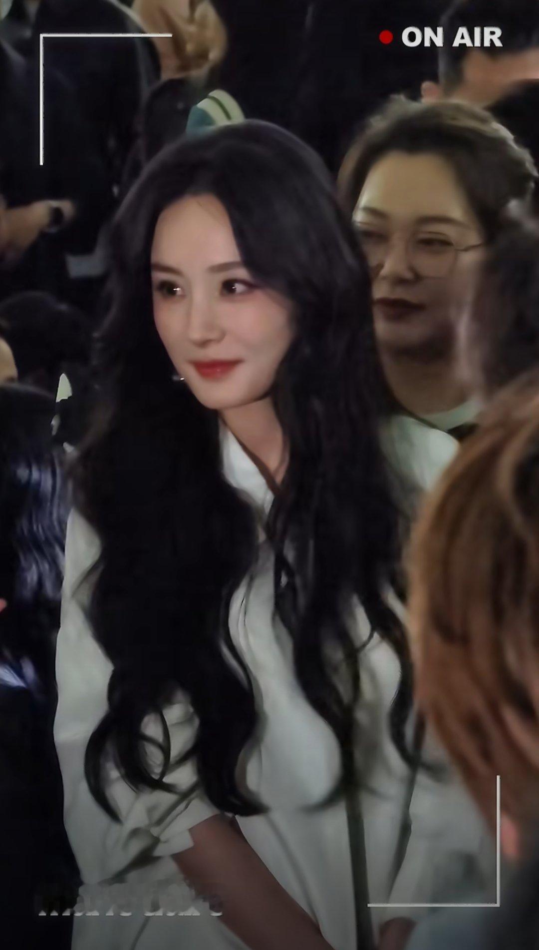 Prada认领杨幂 完全白月光来的 