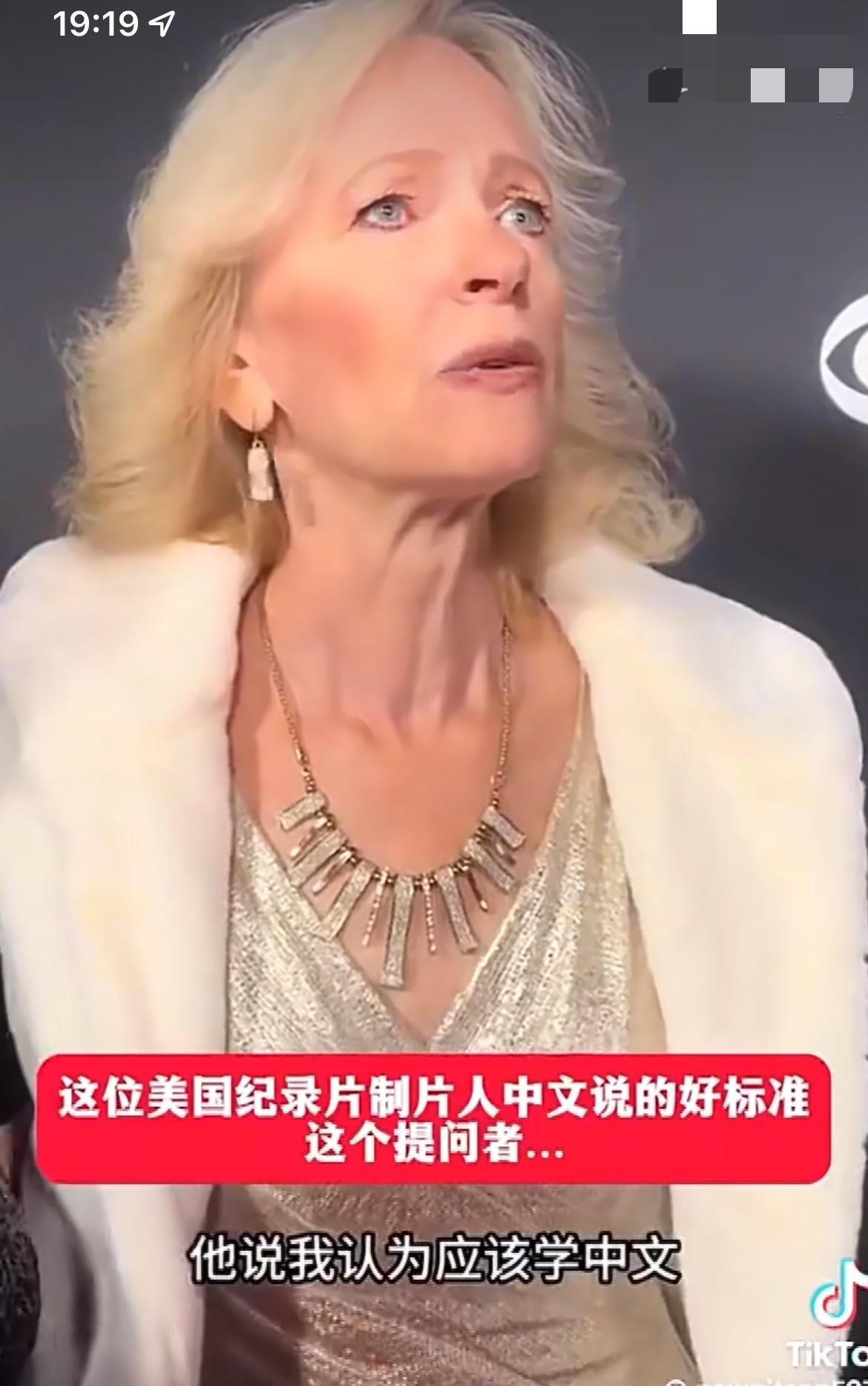 美国制片人谈起自己学中文是因为邻居的建议他的邻居语重心长地告诉：他未来的发展会在