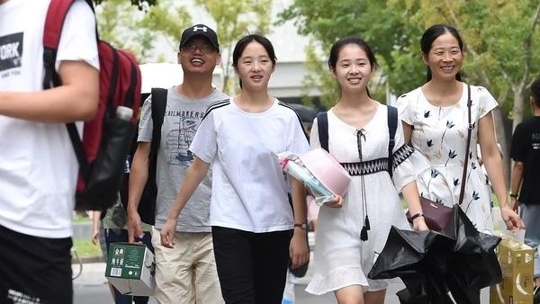 多所高校2026年本科扩招并新建校区，政策支持“提质扩容”。
         