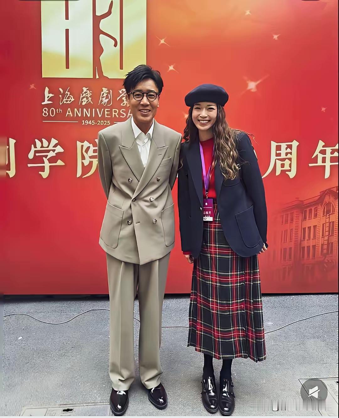 于和伟有钱却穿不合体西装这事，还挺让人琢磨的。他那气质和身材，穿中山装再搭个披风