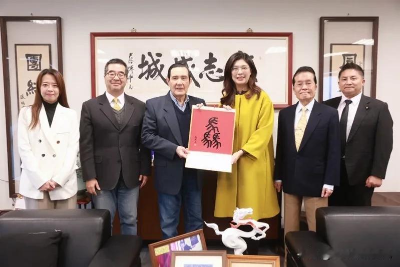 国民党主席郑丽文今下午拜会马英九，两人会谈近一小时。 郑丽文在会后受访指出，此次