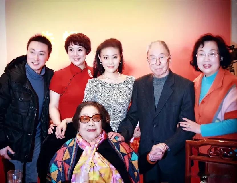 这张珍贵的合影，将我们的思绪拉回了那个创造经典的时代。1963年，北京京剧团改编