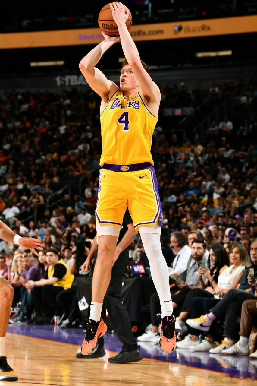 据报道：湖人将会在交易窗口期间再次兜售克内克特以寻求轮换阵容升级。克内克特本赛季