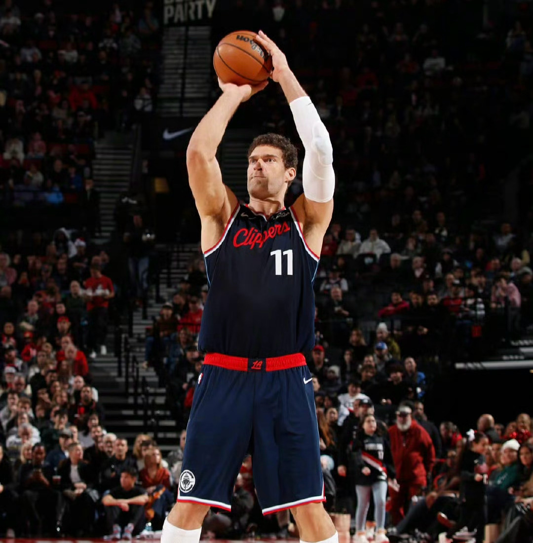 本场比赛，37岁的大洛化身3D内线，全场16投9中，三分14中9，罚球4罚全中，