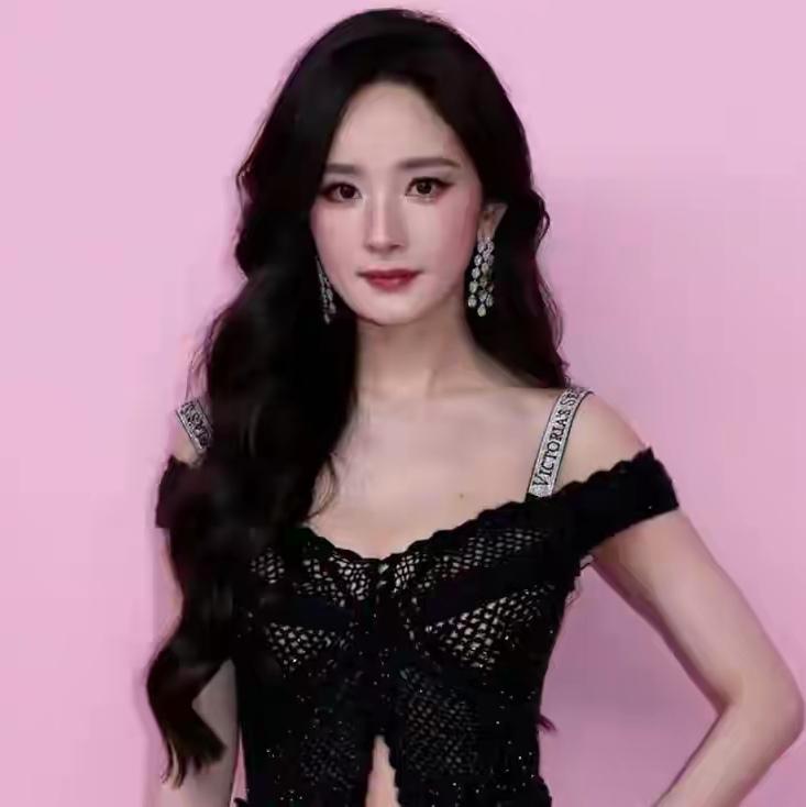 11月26日香港大埔突发五级大火，揪心场景让娱乐话题瞬间失色。可谁能想到，这把火